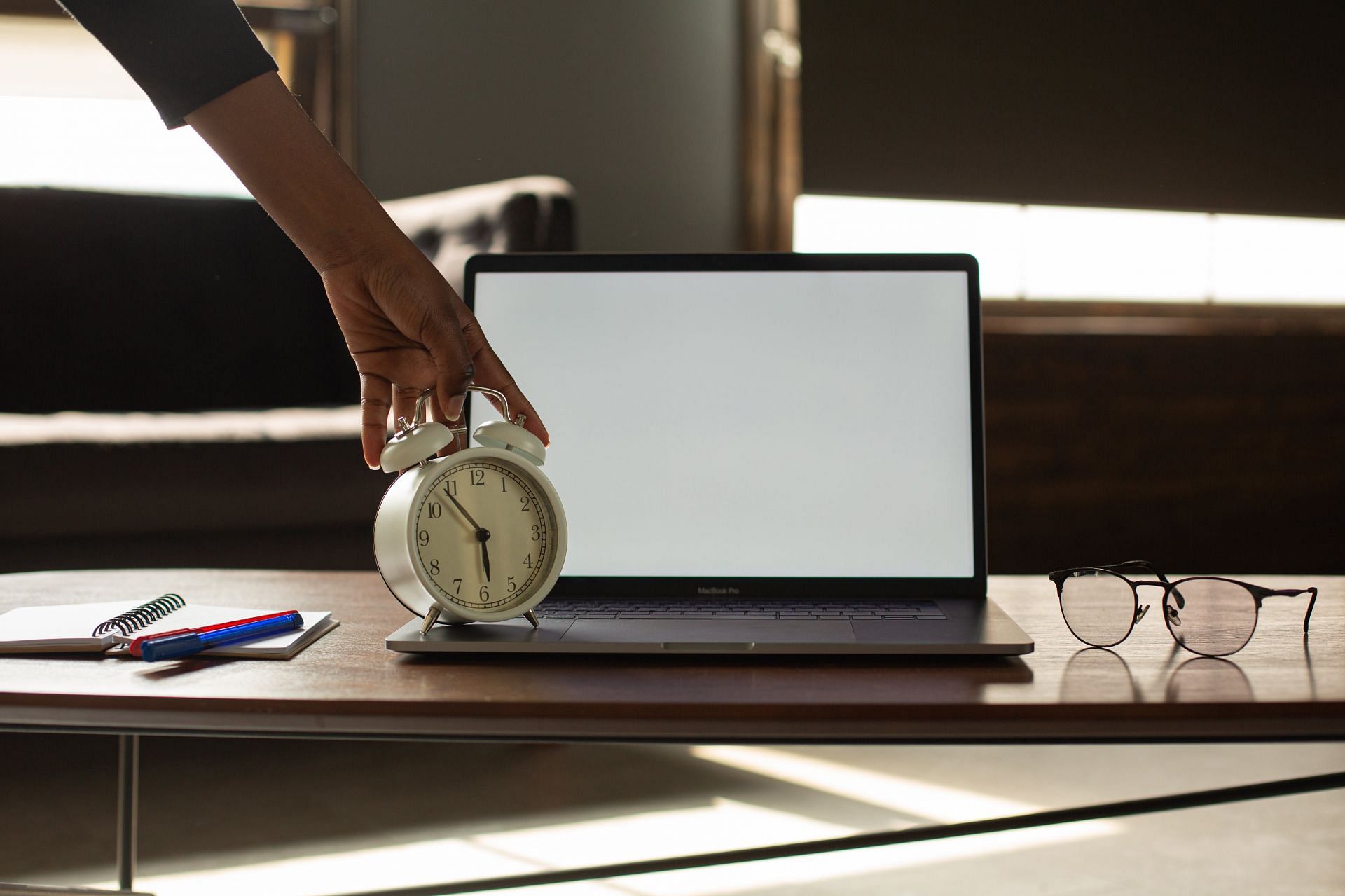 Daylight saving time affect our bodies. (Image via Pexels/ Monstera Production)