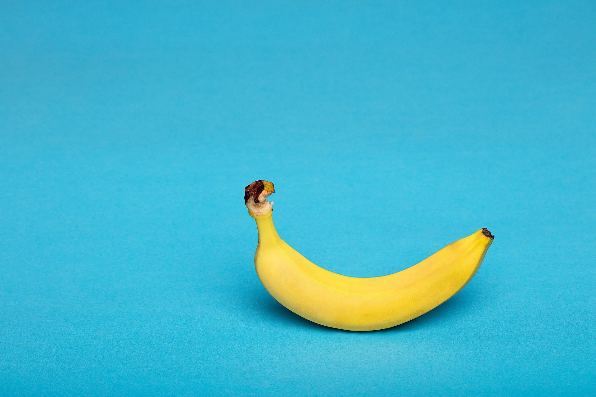 Eating bananas daily (Image via Unsplash/Deon)