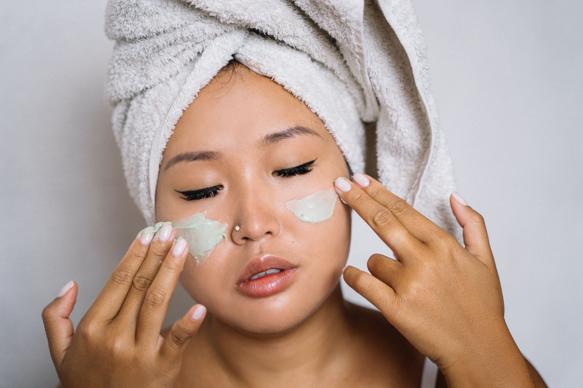 Moisturizers lock in hydration, forming a protective barrier ( Image via pexels/Anna Tarazevich)