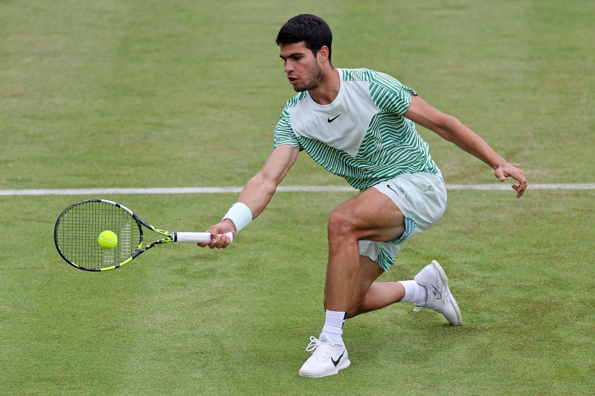 Carlos Alcaraz plays a drop shot at the Queen&#039;s Club Championships