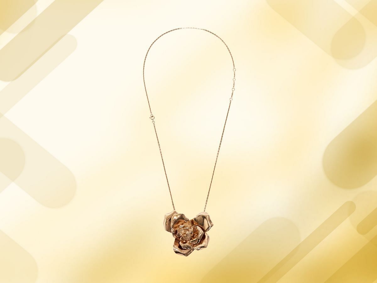 The flower necklace in gold (Image via VB)
