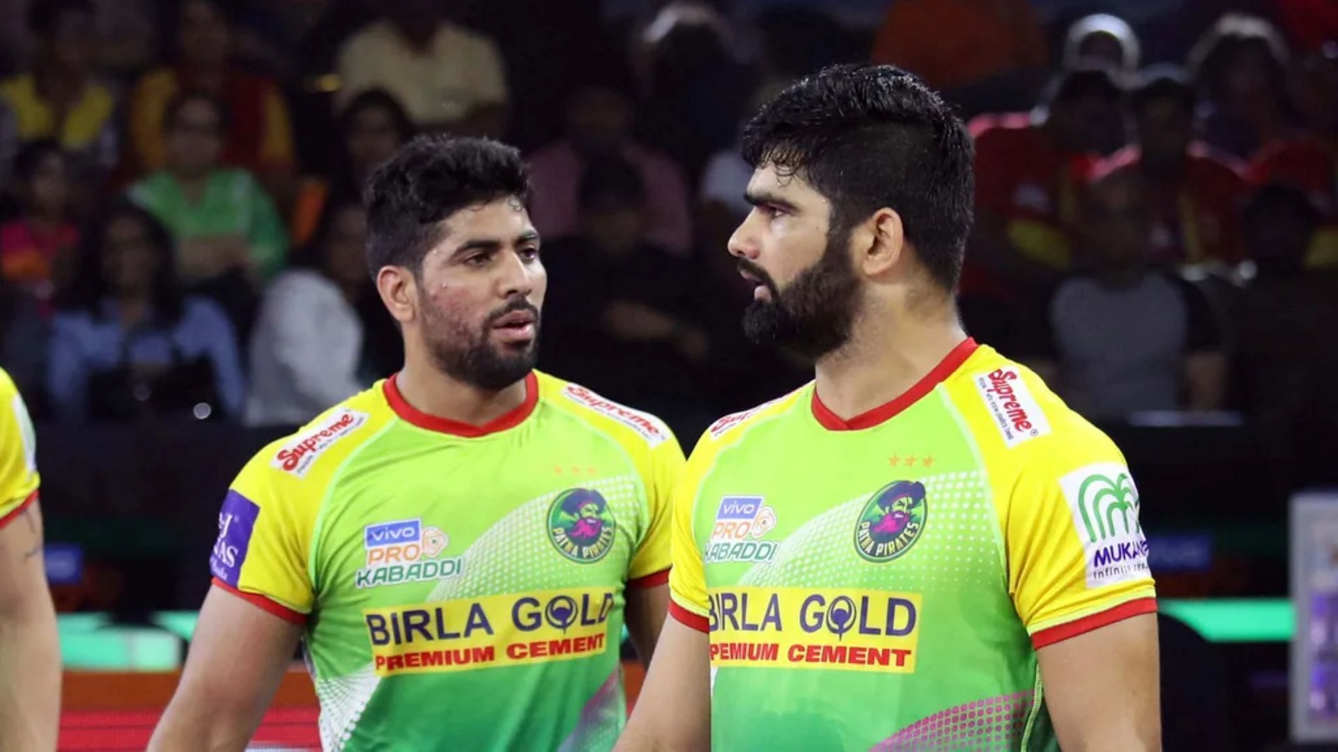 Neeraj Kumar (left) in conversation with Pardeep Narwal (right) in PKL Season 6. (Image Courtesy: prokabaddi.com)