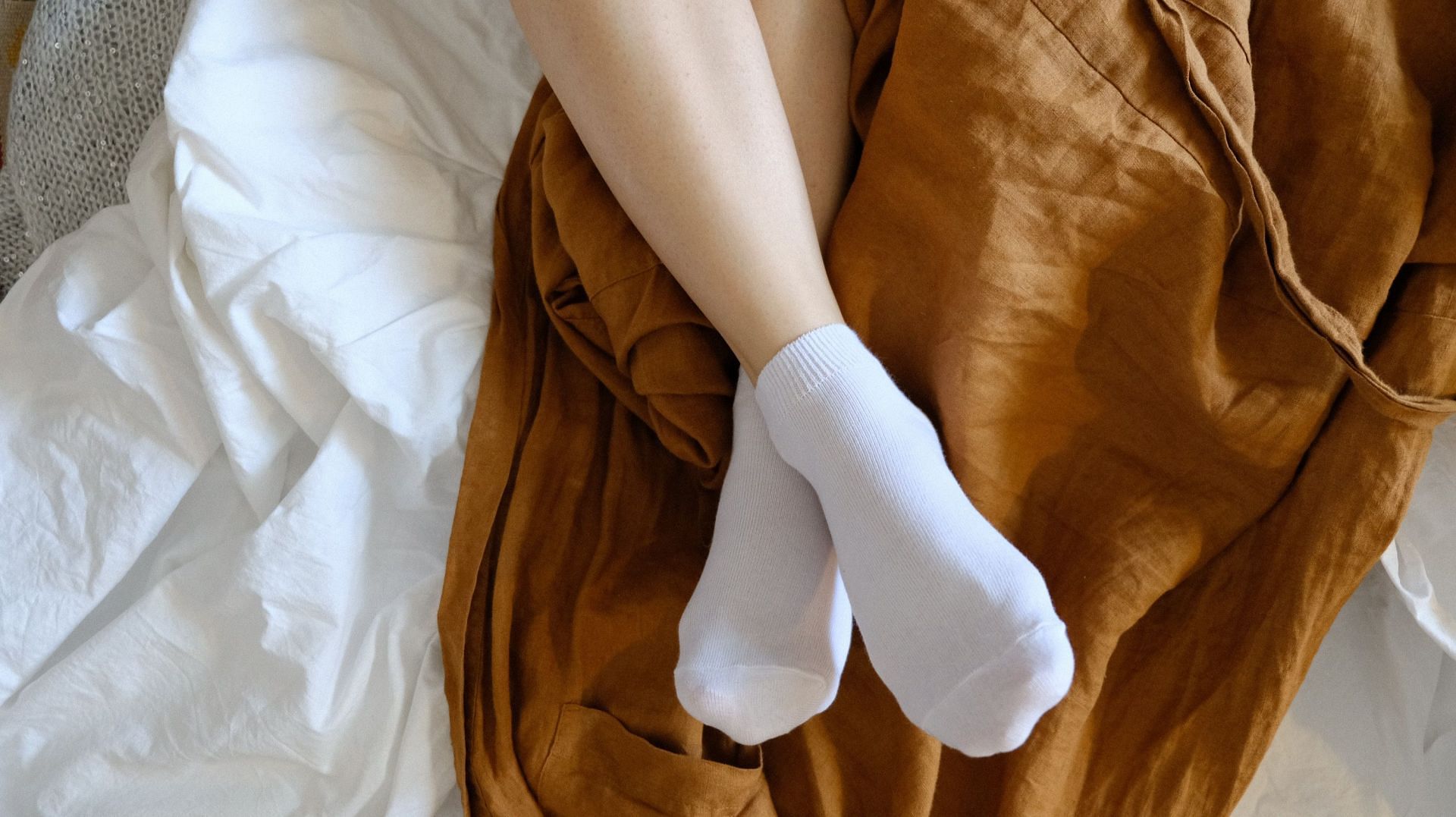 Cold feet has several underlying causes. (Image via Unsplash/ Livi Po)
