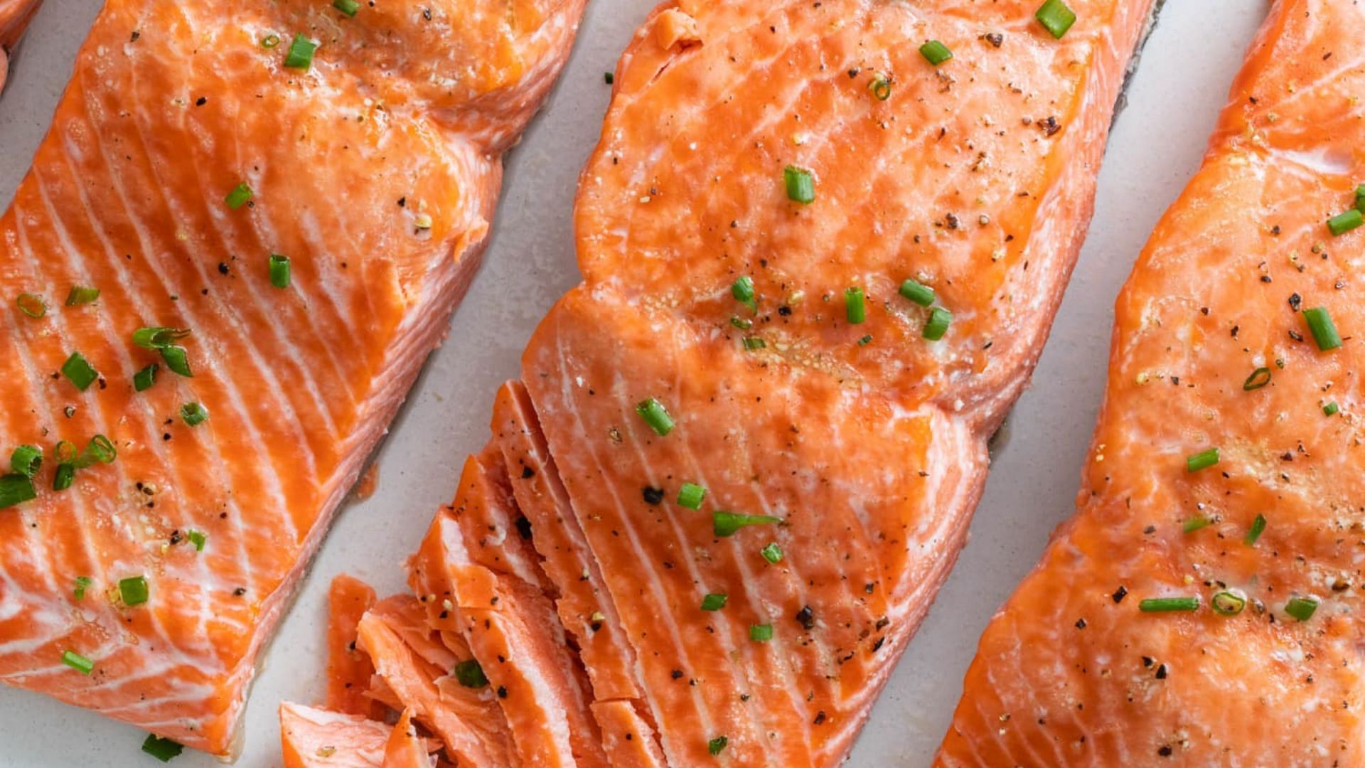 सैल्मन ओमेगा-3 फैटी एसिड से भरपूर होता है!