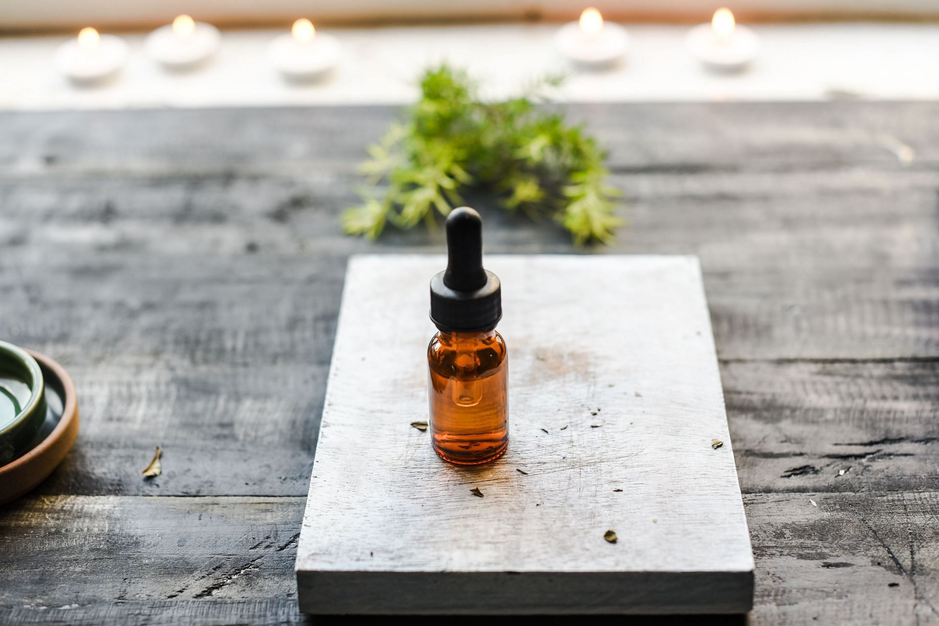 Essential oils for sore muscles (Image via Unsplash/Anshu A)