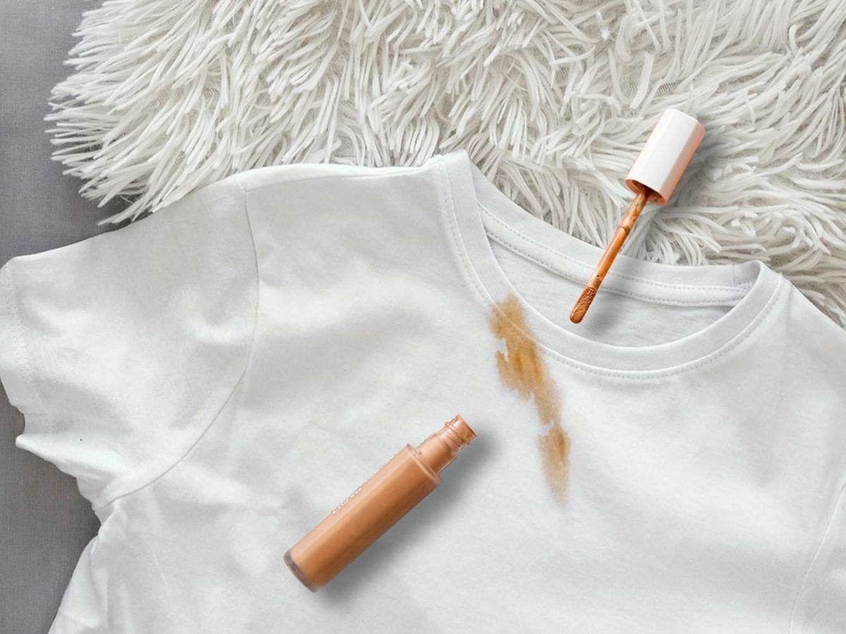 How to remove makeup stains from clothes? (Image via tumbledry.in)