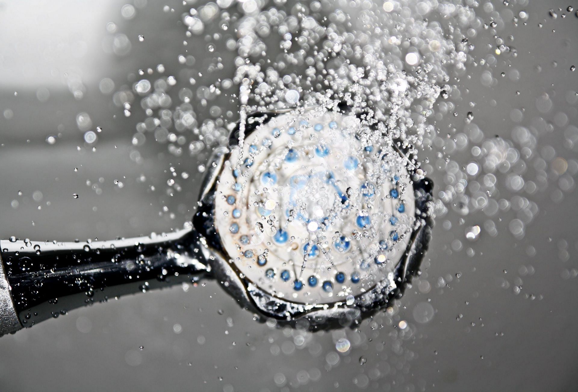 Importance understanding the differences between hot vs cold shower (image sourced via Pexels / Photo by Pixabay)