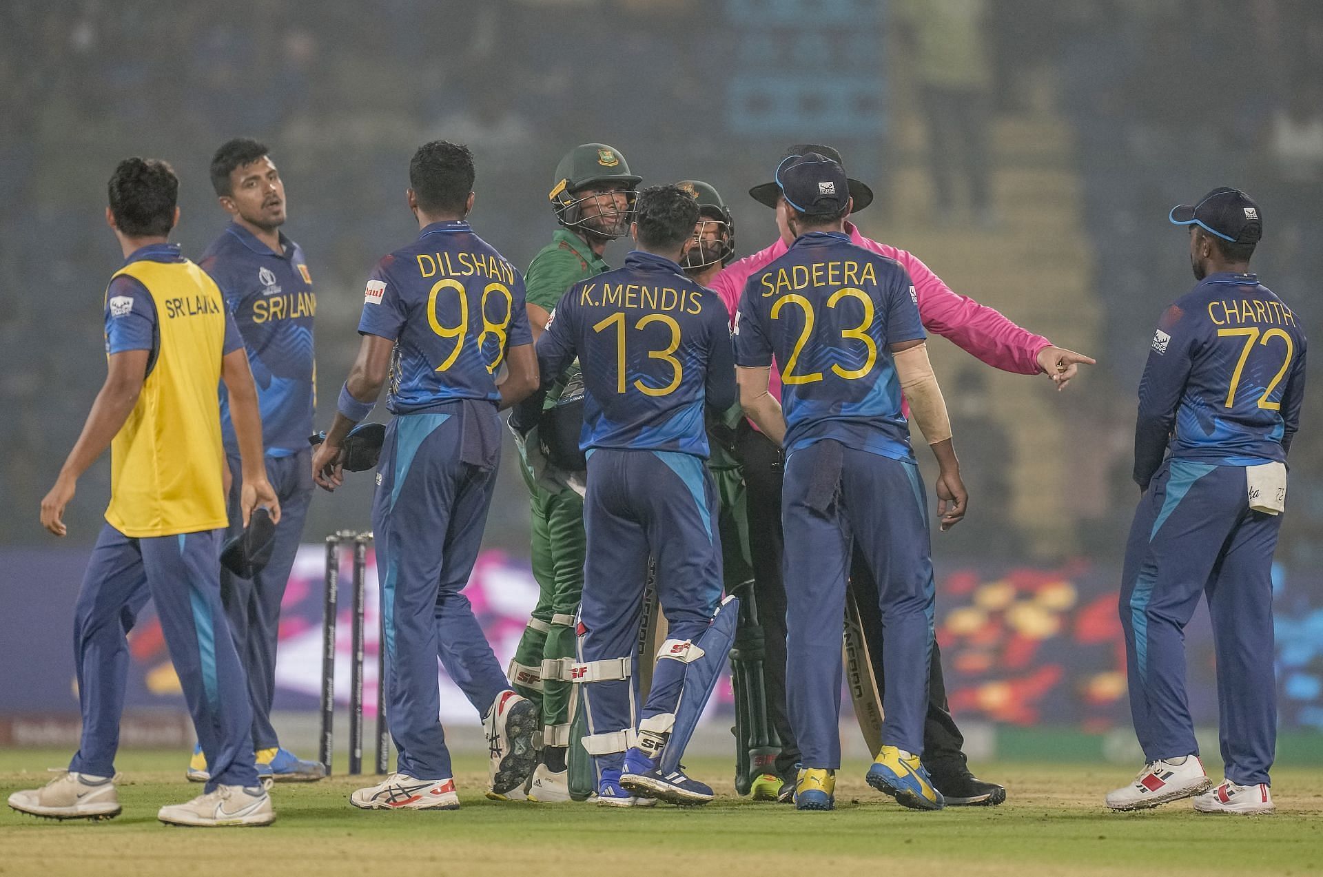 श्रीलंका और बांग्लादेश के प्लेयर्स ने आपस में हाथ नहीं मिलाया