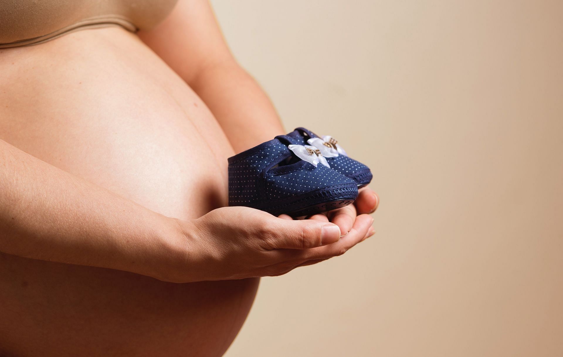 Ways to tighten excess skin after pregnancy (image via pexels / photo by Daniel)