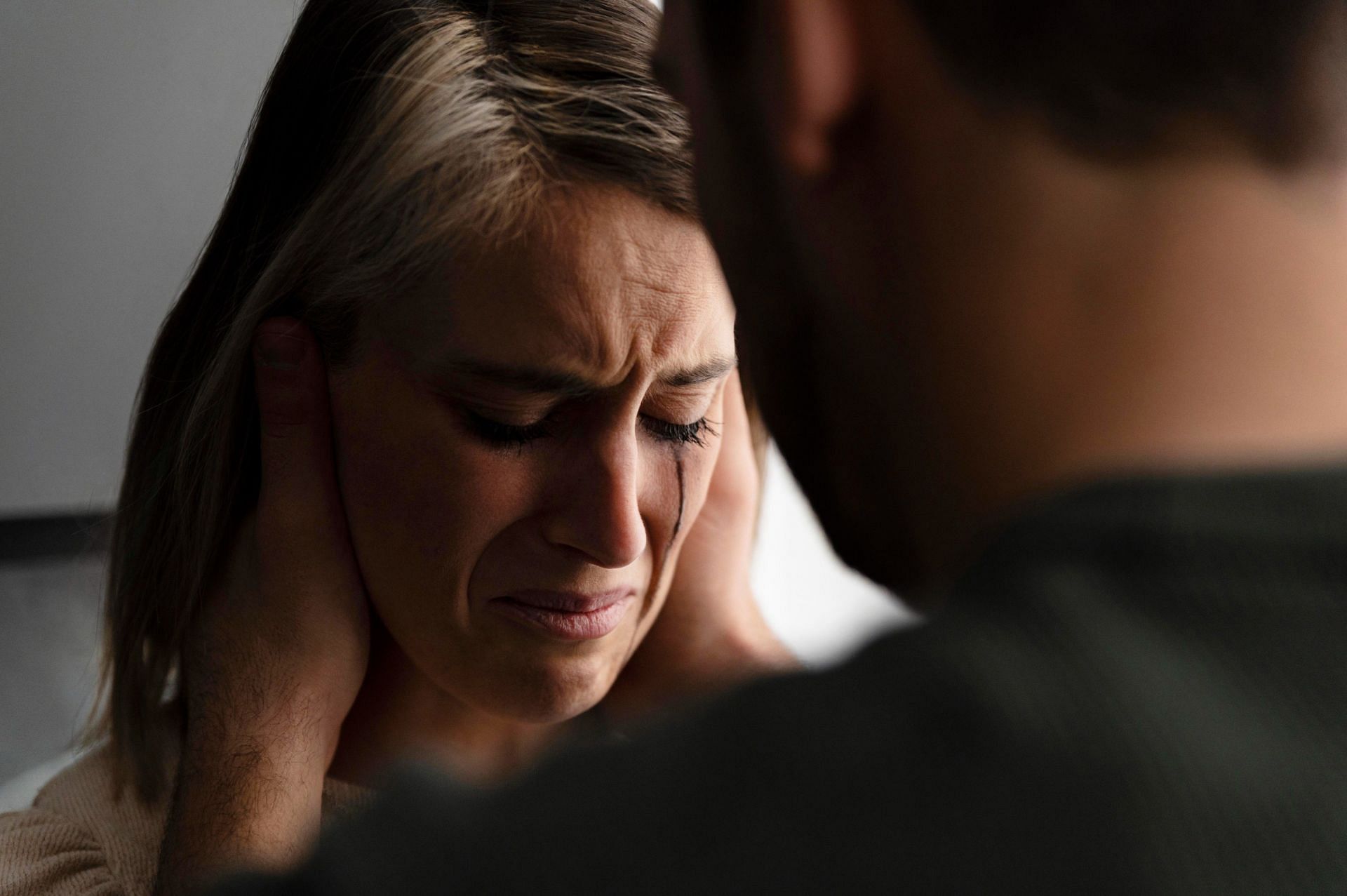 Living with a depressed spouse? Take a look at the most common questions. (Image via Freepik/ Freepik)