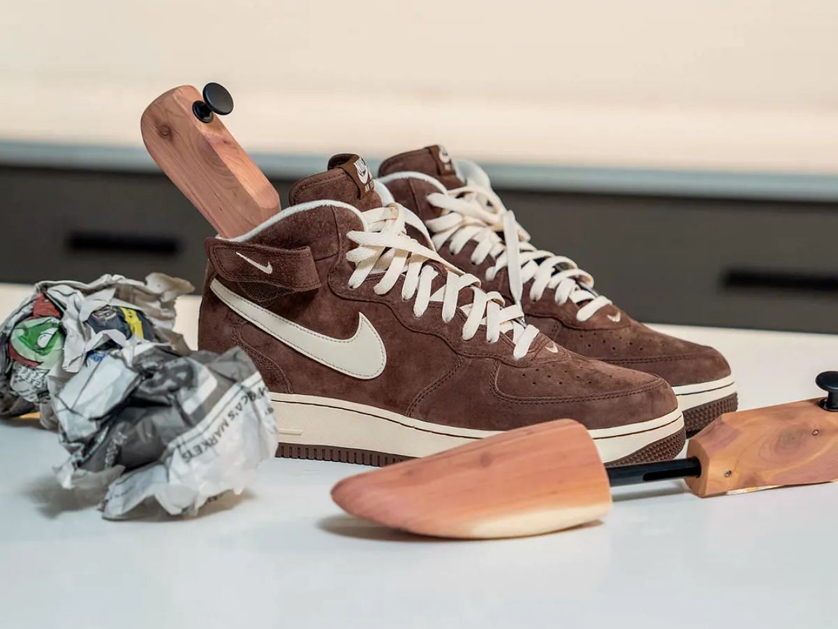 The cleaning process of suede sneaker ( Image via Nike)