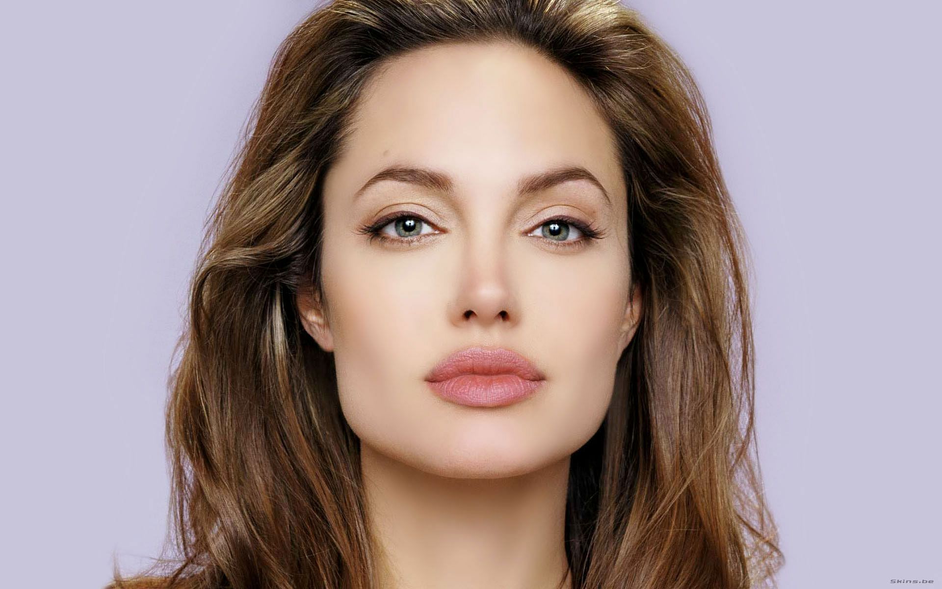 Angelina Jolie is big on healthy eating. (Image credits: Wallpaper Abyss)