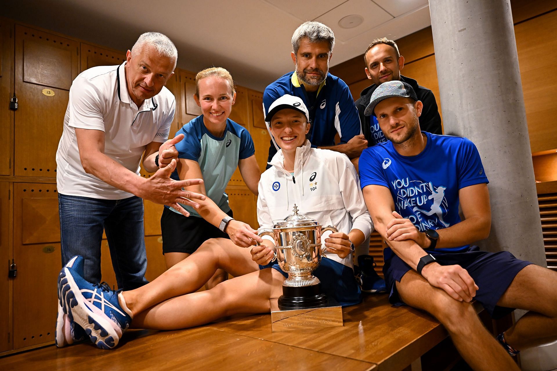 Swiatek with Daria Abramowicz and the rest of her team at the 2022 French Open