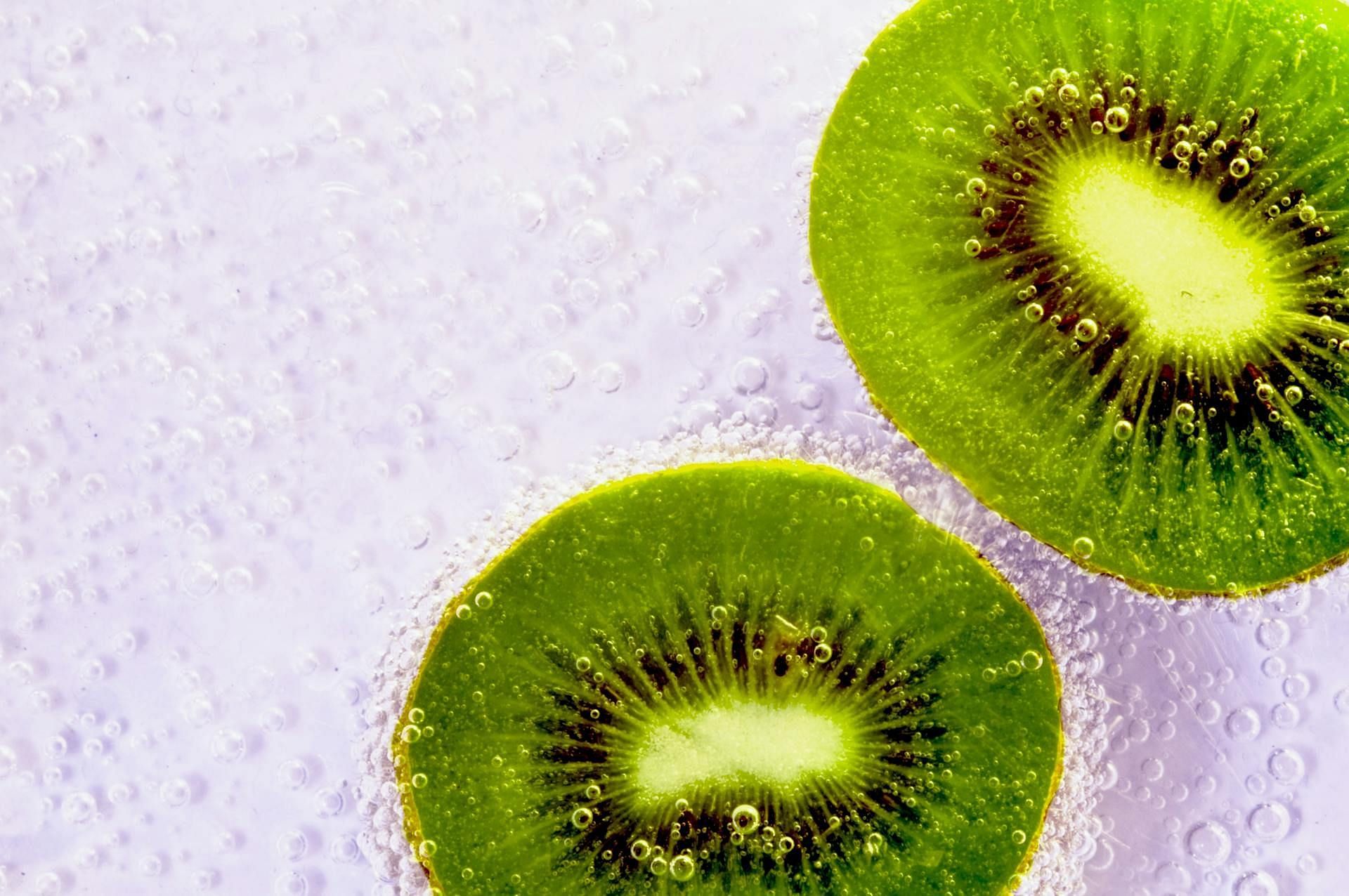 Blend kiwi fruit peels for a smoothie (Image via Pexels/Anthony)