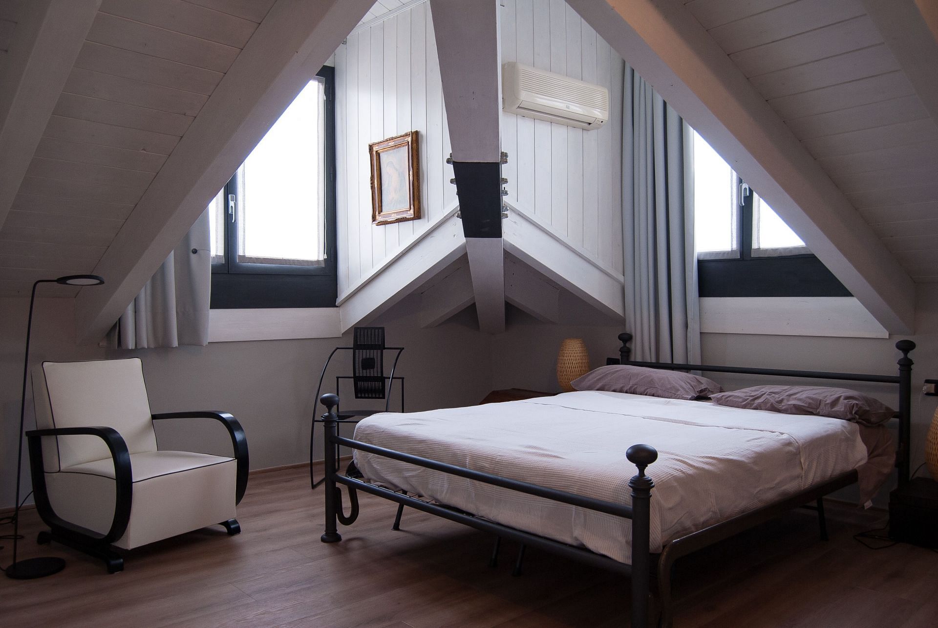 Have a cozy room to sleep. (Image via Unsplash/Antonio caverzan)