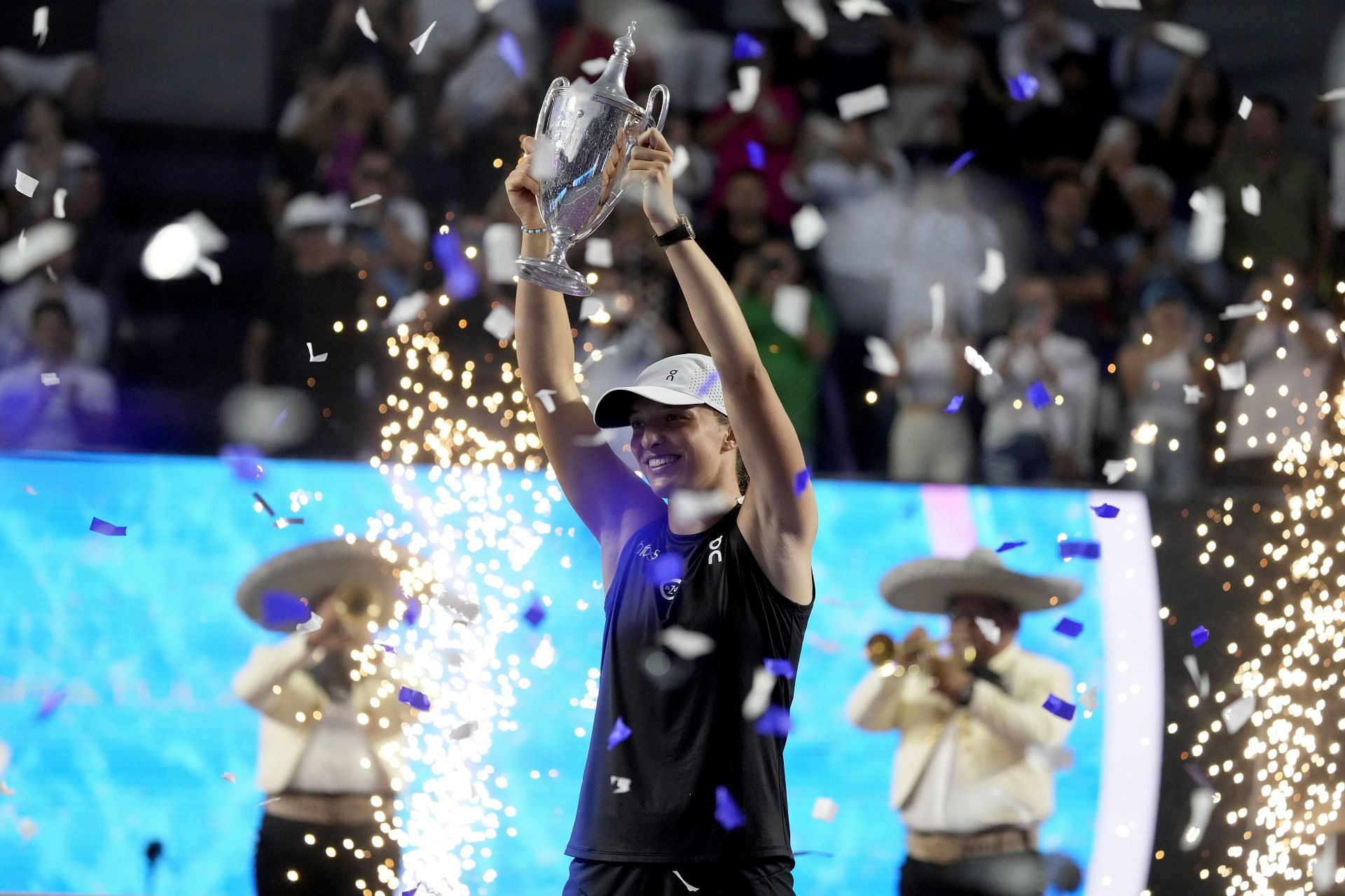 Iga Swiatek with the 2023 WTA Finals trophy