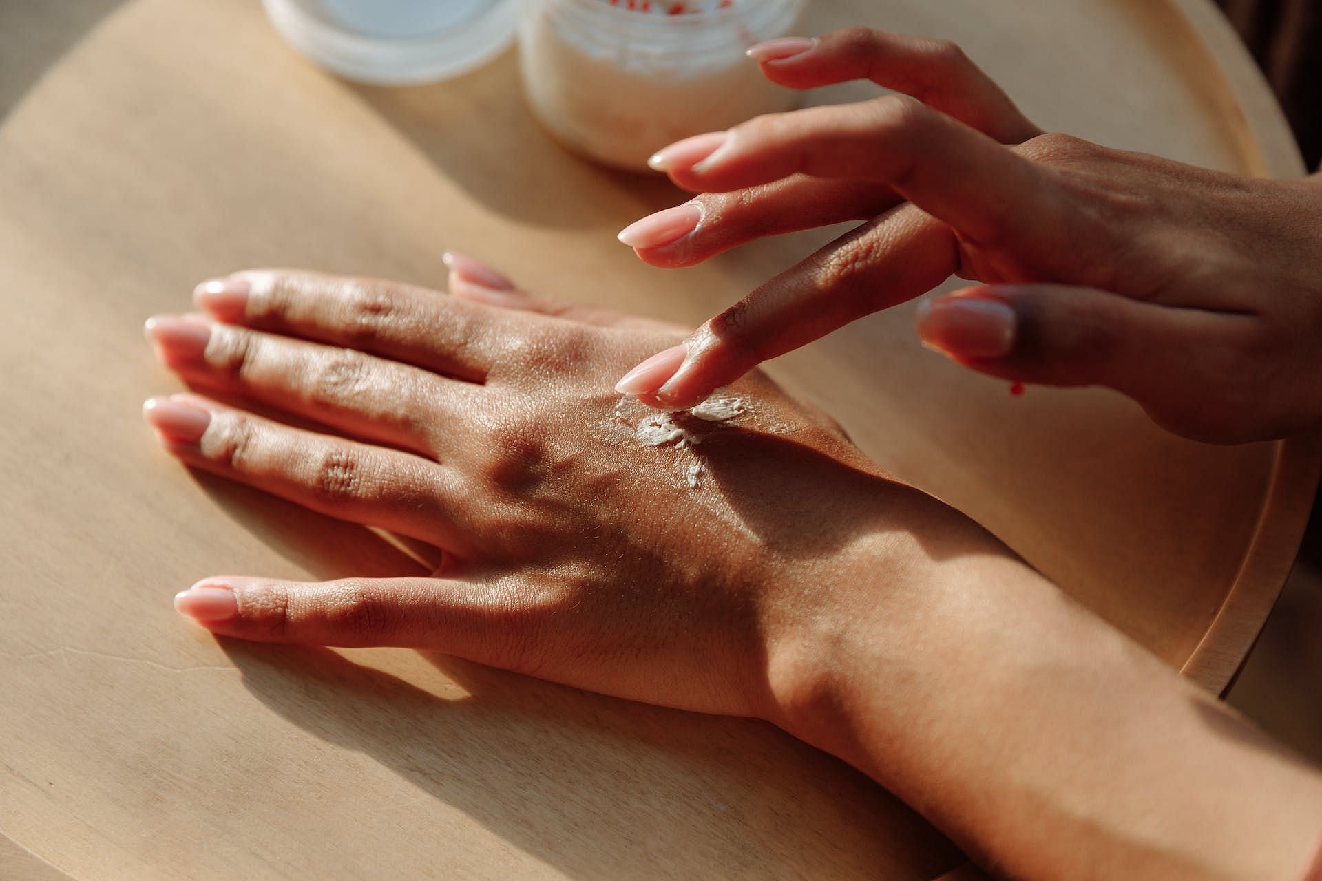 Sunscreen evens out uneven skin tone. (Image via Pexels/Thirdman)