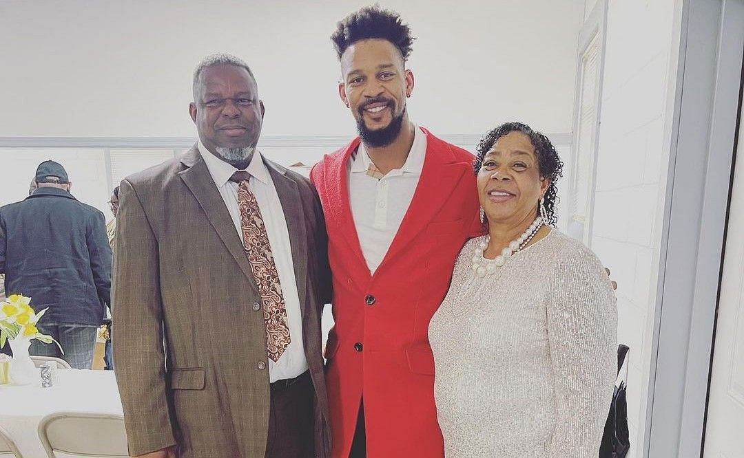 Byron Buxton with father and mother. Source: Byron Buxton&rsquo;s official Instagram handle @buckdaddy103