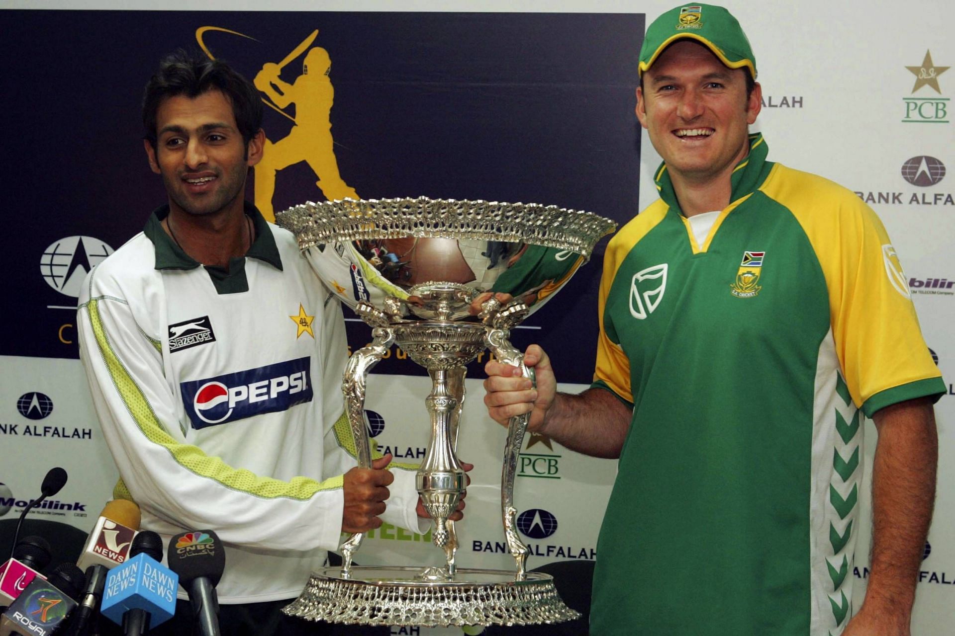 Shoaib Malik (L) alongside Graeme Smith [Getty Images]