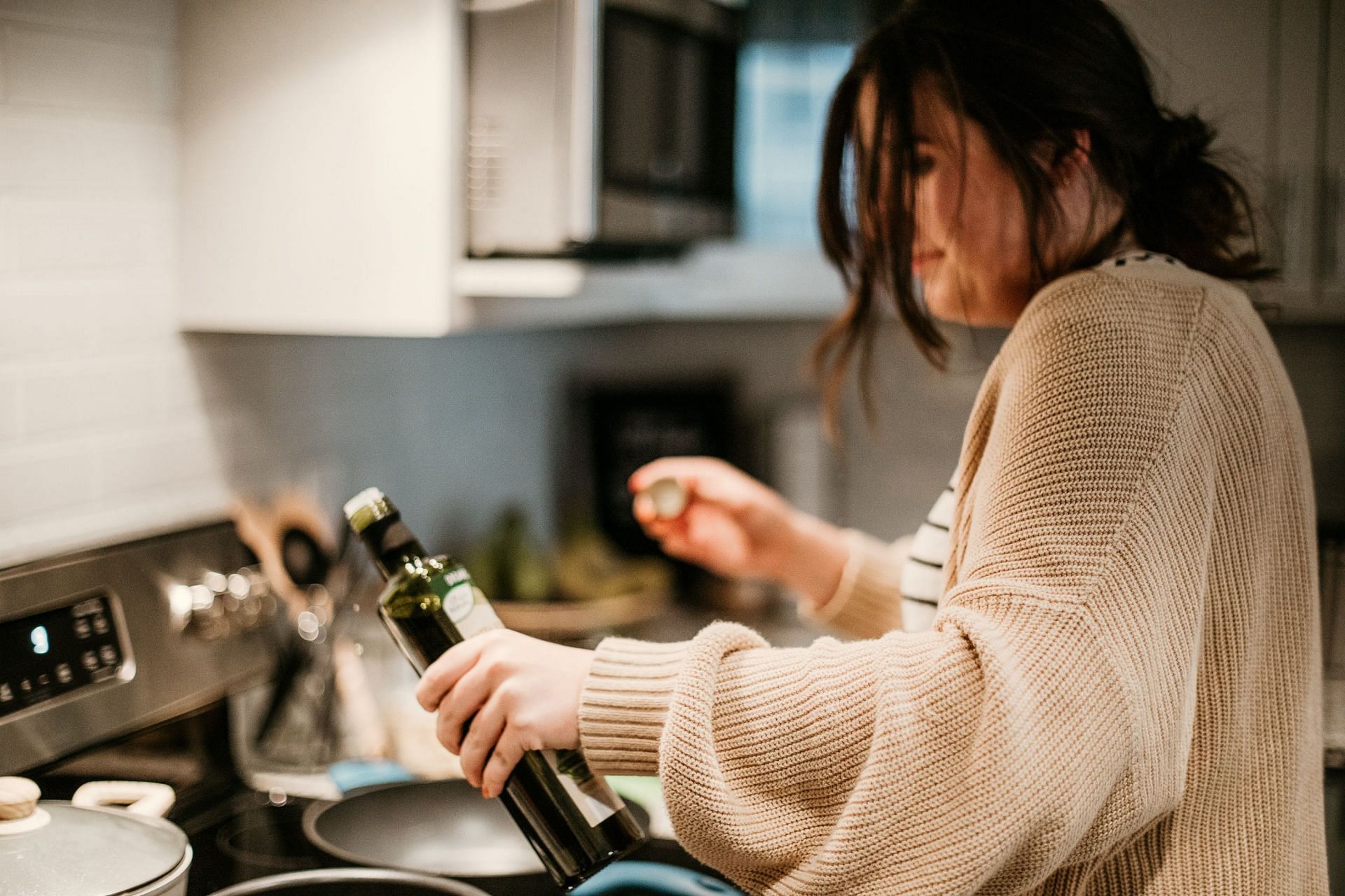 Extra virgin olive oil (Image via Unsplash/Abbey)