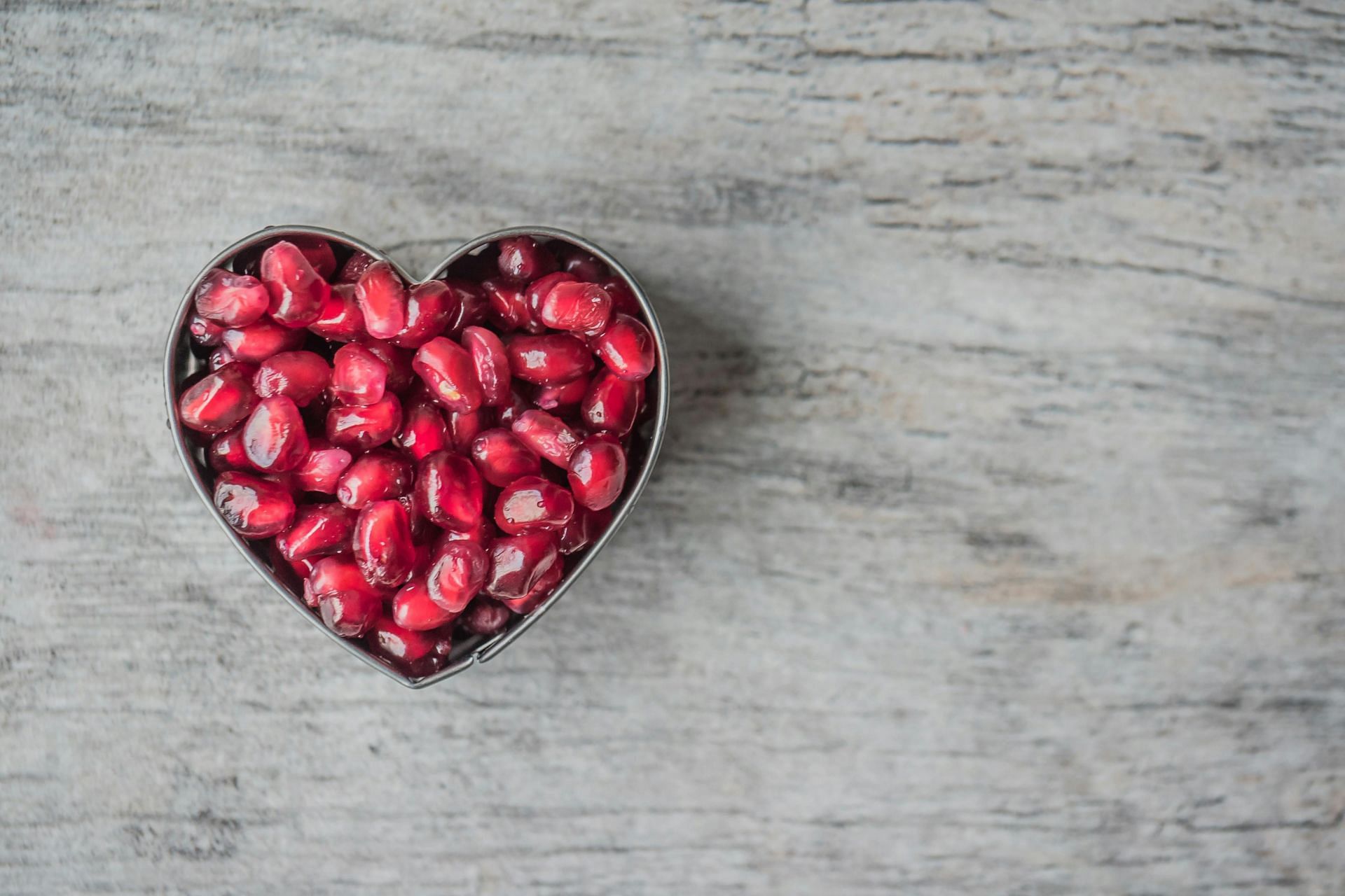 Pomegranate as anti wrinkle food (image sourced via Pexels / Photo by Jessica)