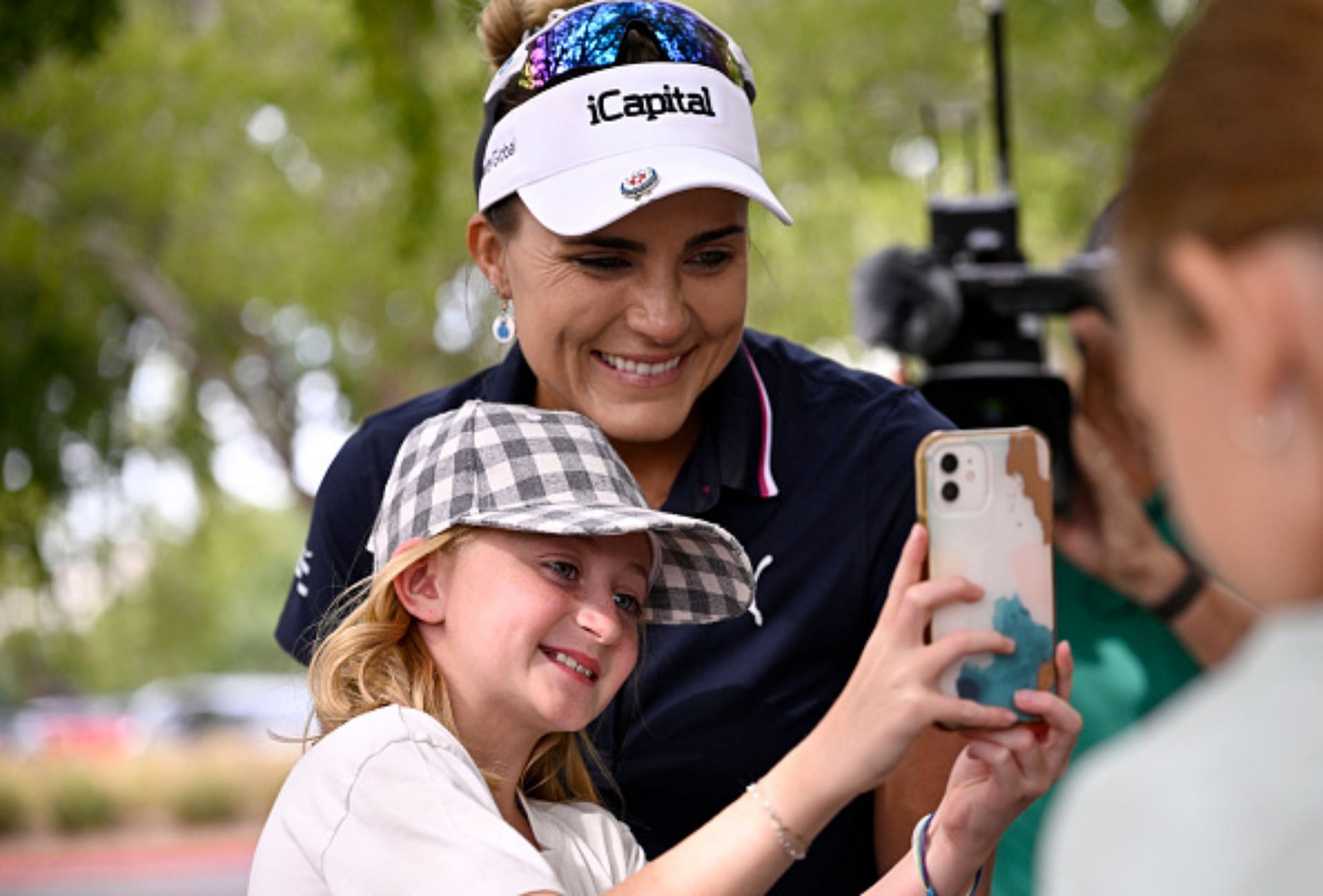 Lexi Thompson always makes time for the fans (image via Getty).