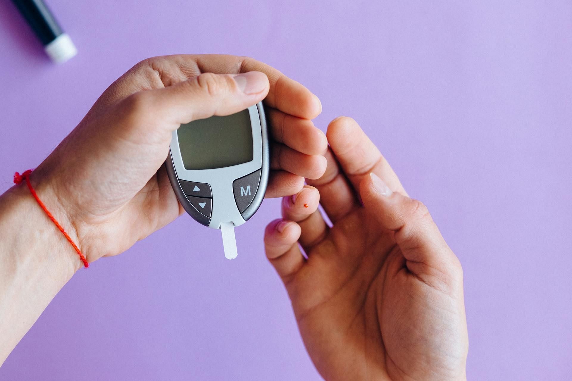 Signs of low blood sugar in the morning. (Image via Pexels/Nataliya Vaitkevich)