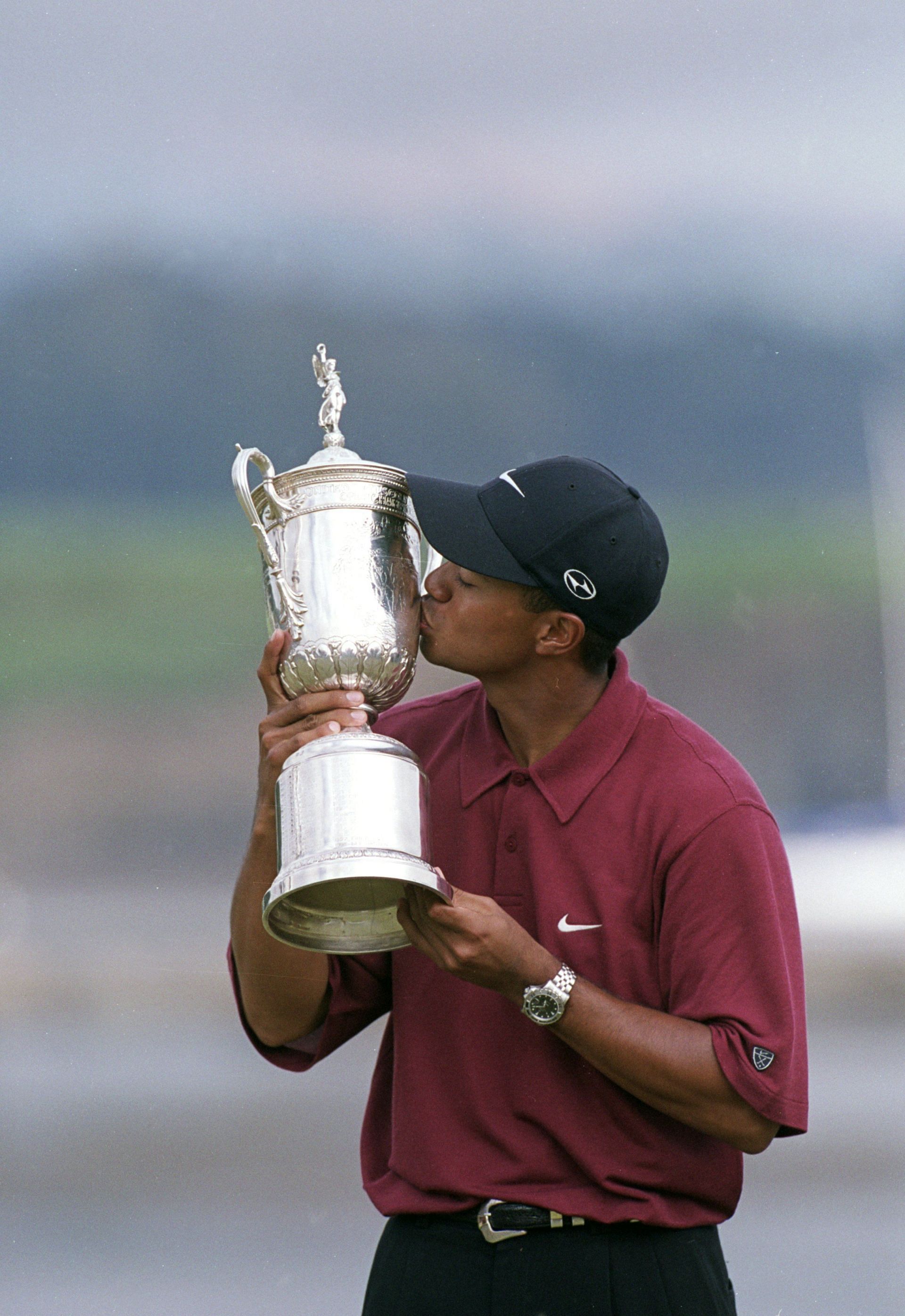 Tiger Woods kisses his trophy after winning the 100th US Open at the Pebble Beach Golf Links (Image via Getty)