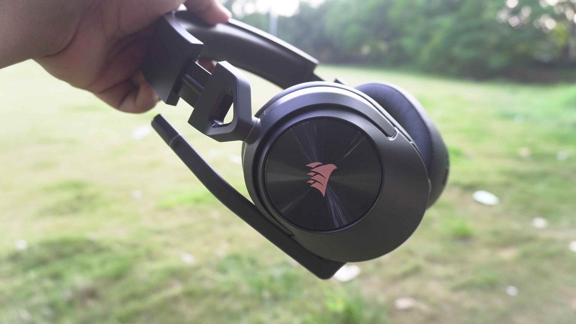 The Corsair HS55 headset features superior quality and connectivity (Image via Sportskeeda)