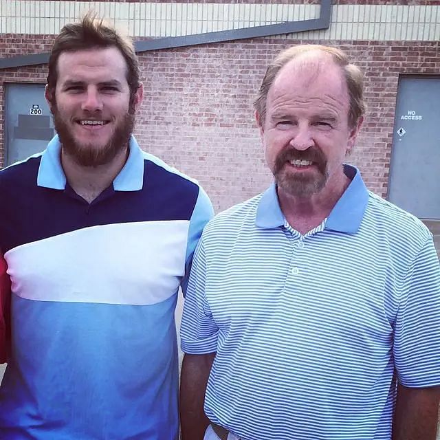 Max with his father. Source. Max&rsquo;s official Instagram page/@maxmuncy