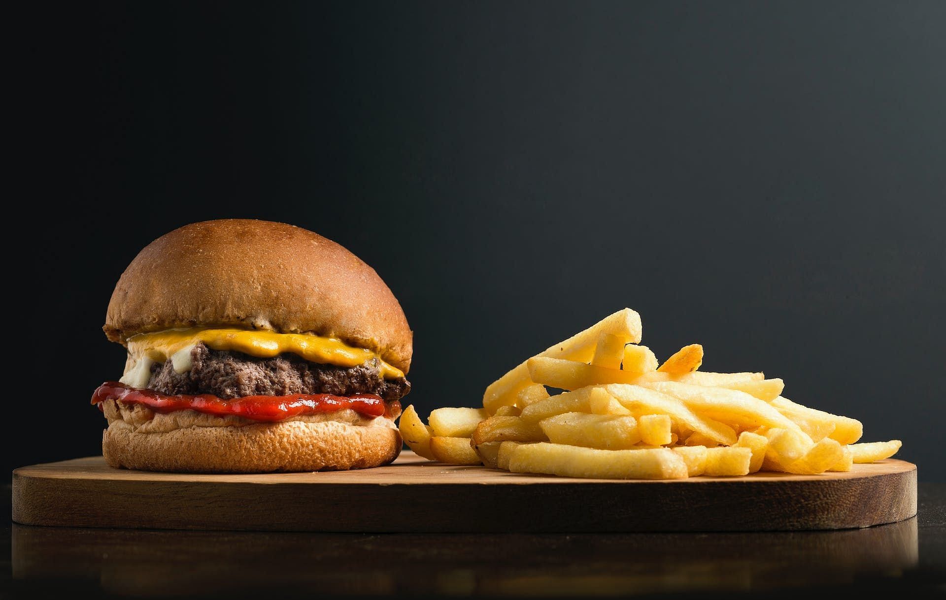 Fast food options are unhealthy breakfast choices. (Image via Pexels/Daniel Reche)