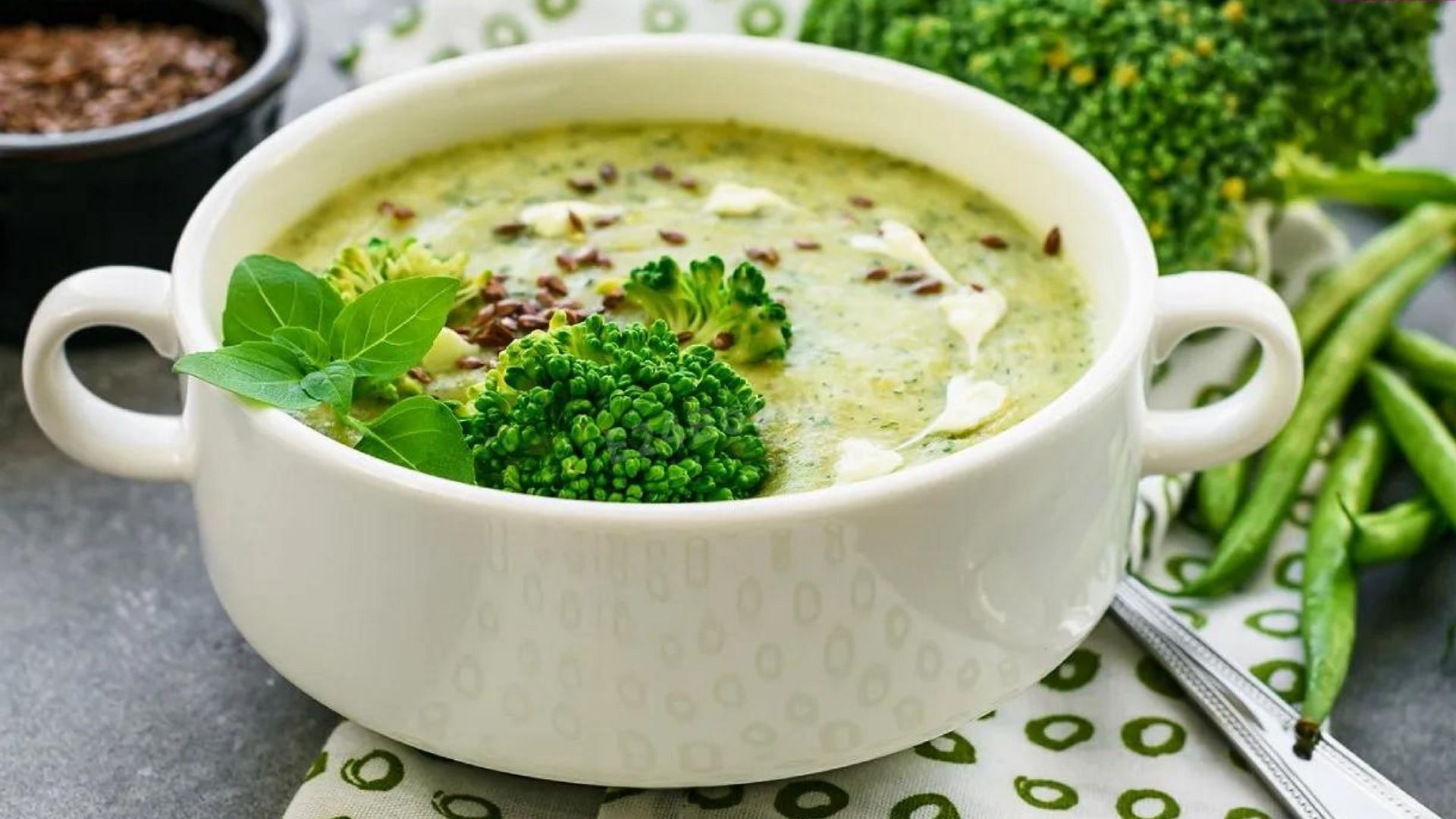 हरा सूप  विटामिन और खनिजों का खजाना है। 