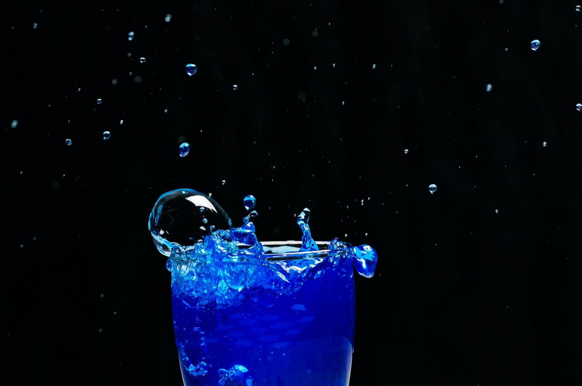 Spirulina can be added to drinks. (Image via Pexels/ Renan Mandelo Oliviera)