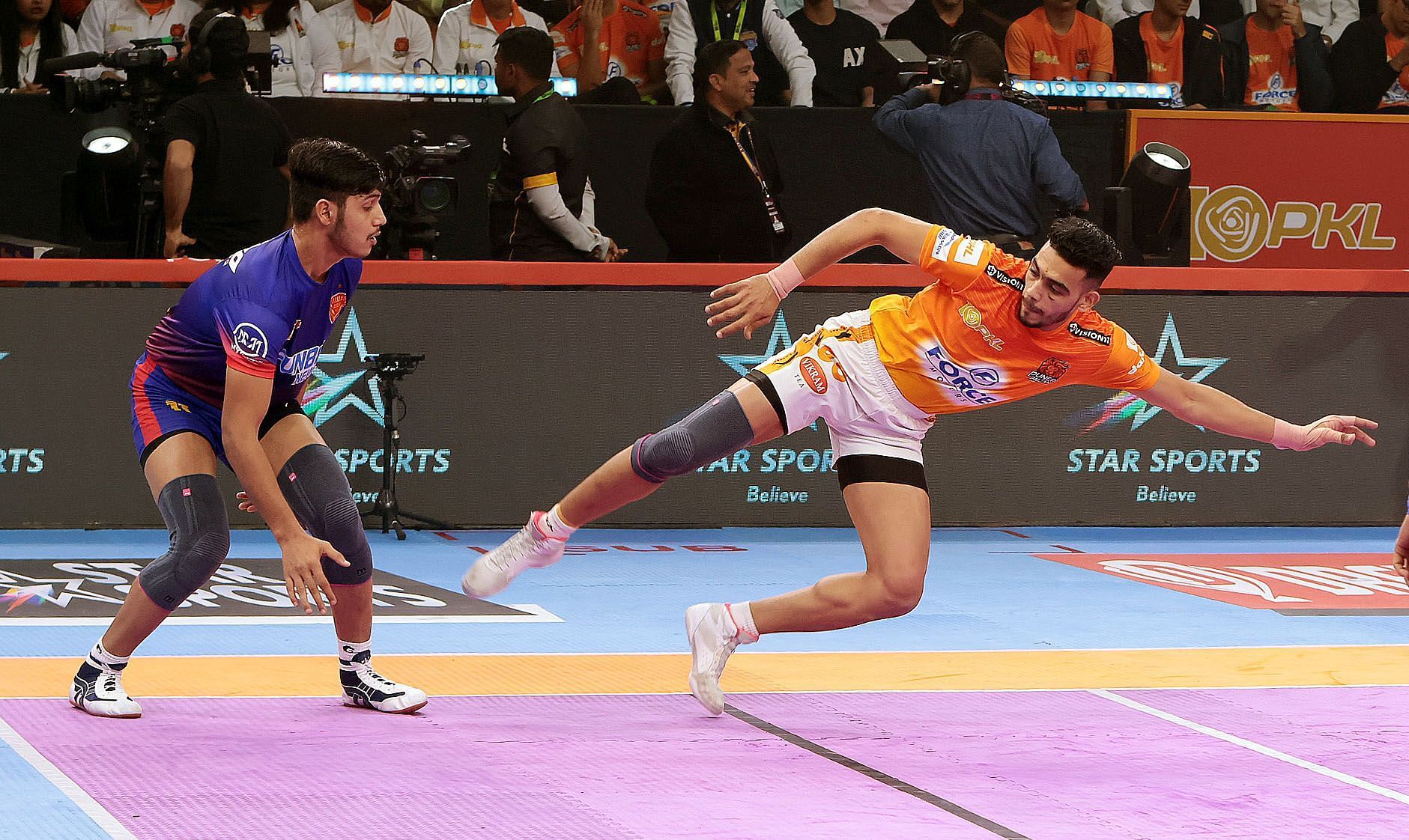 Mohit Goyat attempting a flying kick (Credits: PKL)