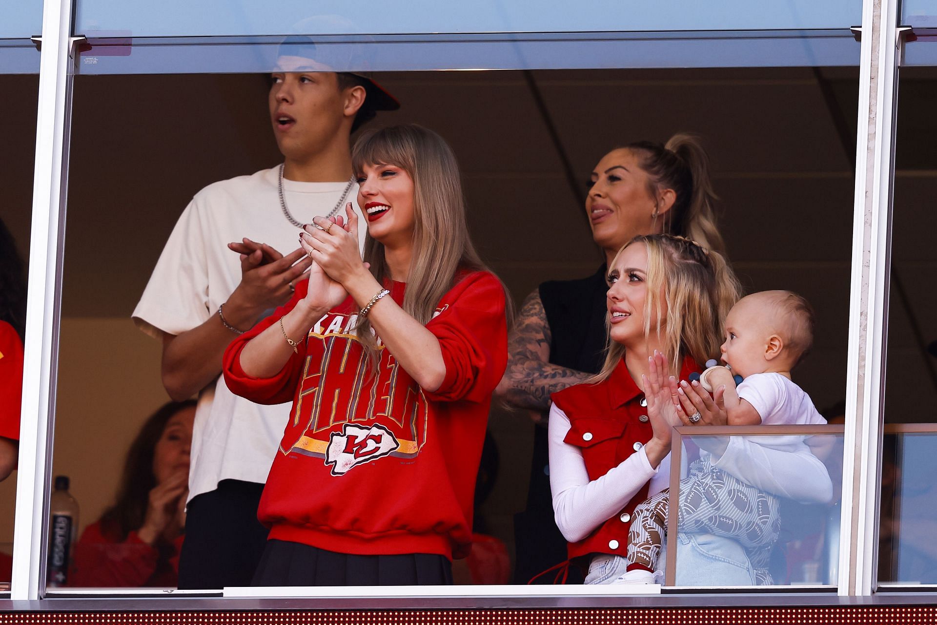 Travis Kelce&#039;s GF, Taylor Swift, at a Kansas City Chiefs game