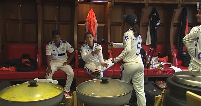“Overacting ke paise kaato iske” - Mandhana comes up with a hilarious reaction as Jemimah turns anchor post India Women’s historic win