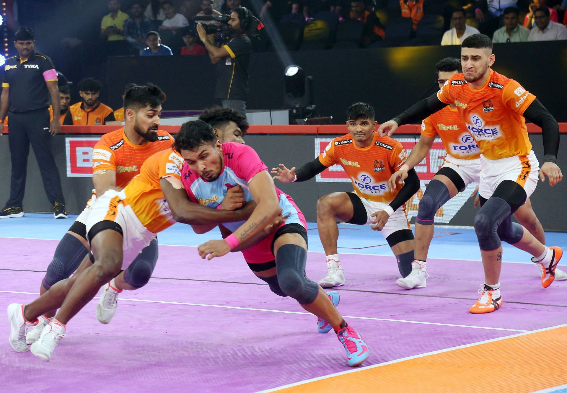 Arjun Deshwal in action against Puneri Paltan (credits: PKL)