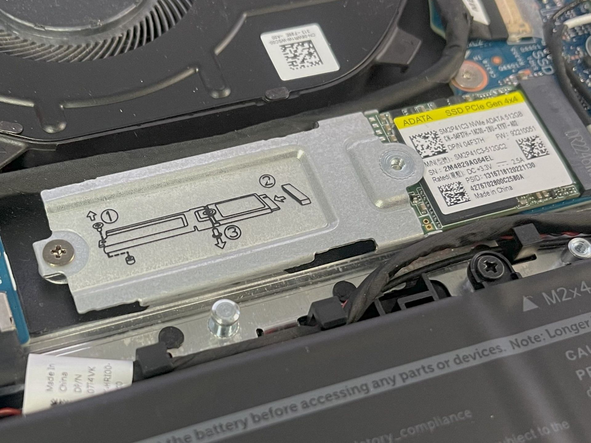 2230 to 2280 SSD adapter bracket inside the Dell Inspiron 16 7630 (Image via Sportskeeda)