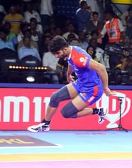 Vinay in action against Telugu Titans (Credits: PKL)
