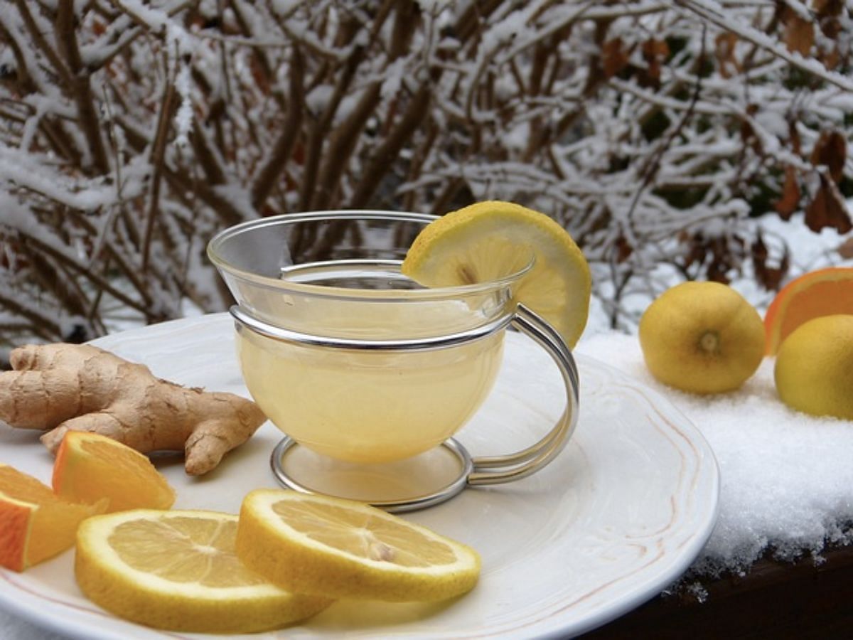 Homemade lemon juice (Image via Pixabay)