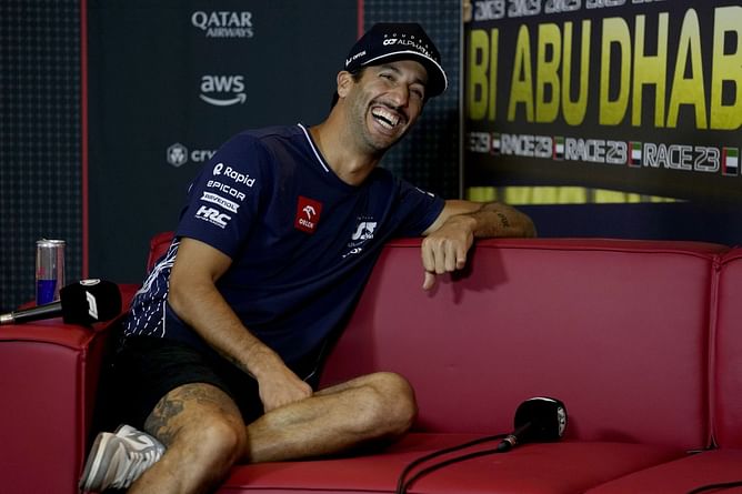 "I have no idea what just happened": Daniel Ricciardo collaborates with UFC star Max Holloway to train in MMA