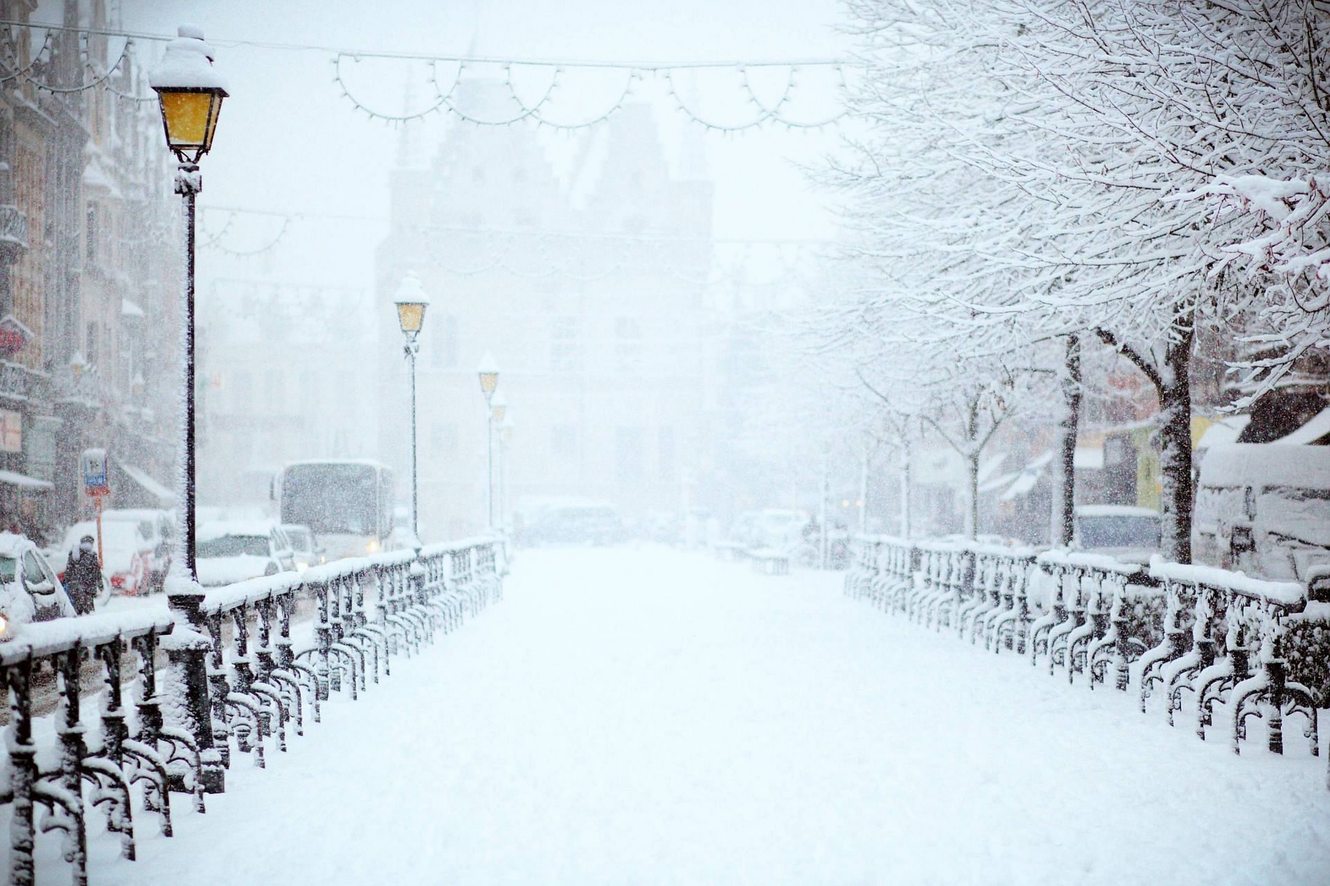Walking in winter (Image via Unsplash/Fillip Bunkens)