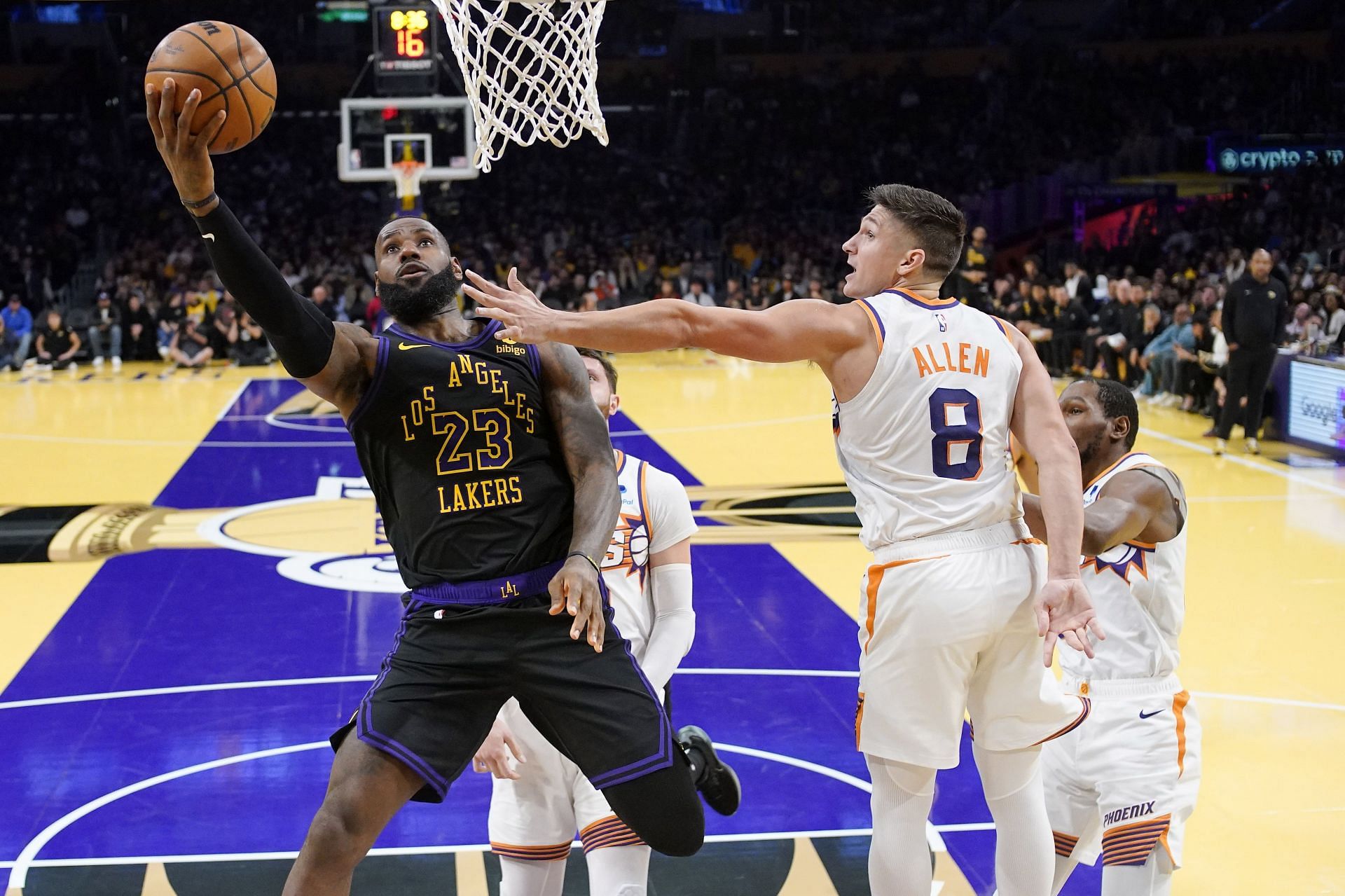 LeBron shines bright during the Suns-Lakers clash