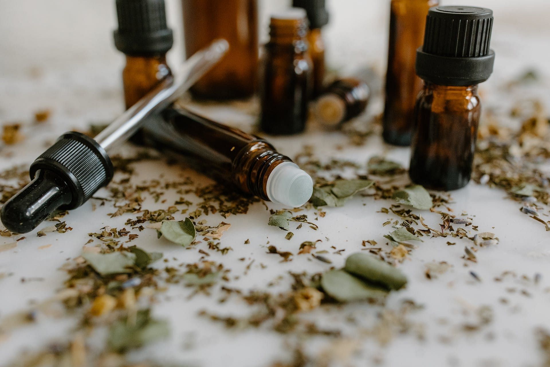 Patchouli oil has numerous health benefits (Image via Pexels/Tara Winstead)