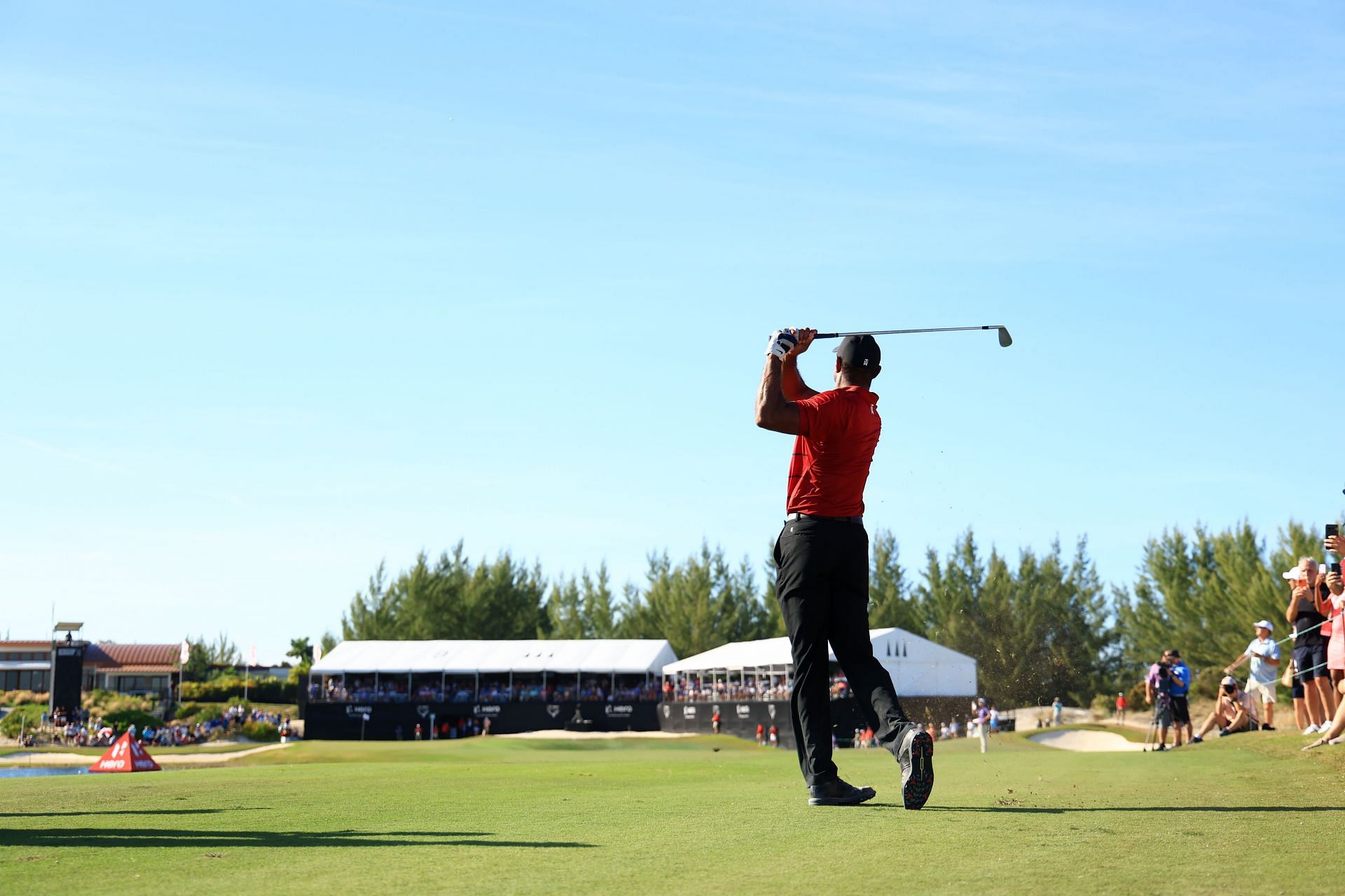 Tiger Woods plays a shot on the 18th hole during the final round of the Hero World Challenge (Image via Mike Ehrmann/Getty Images)