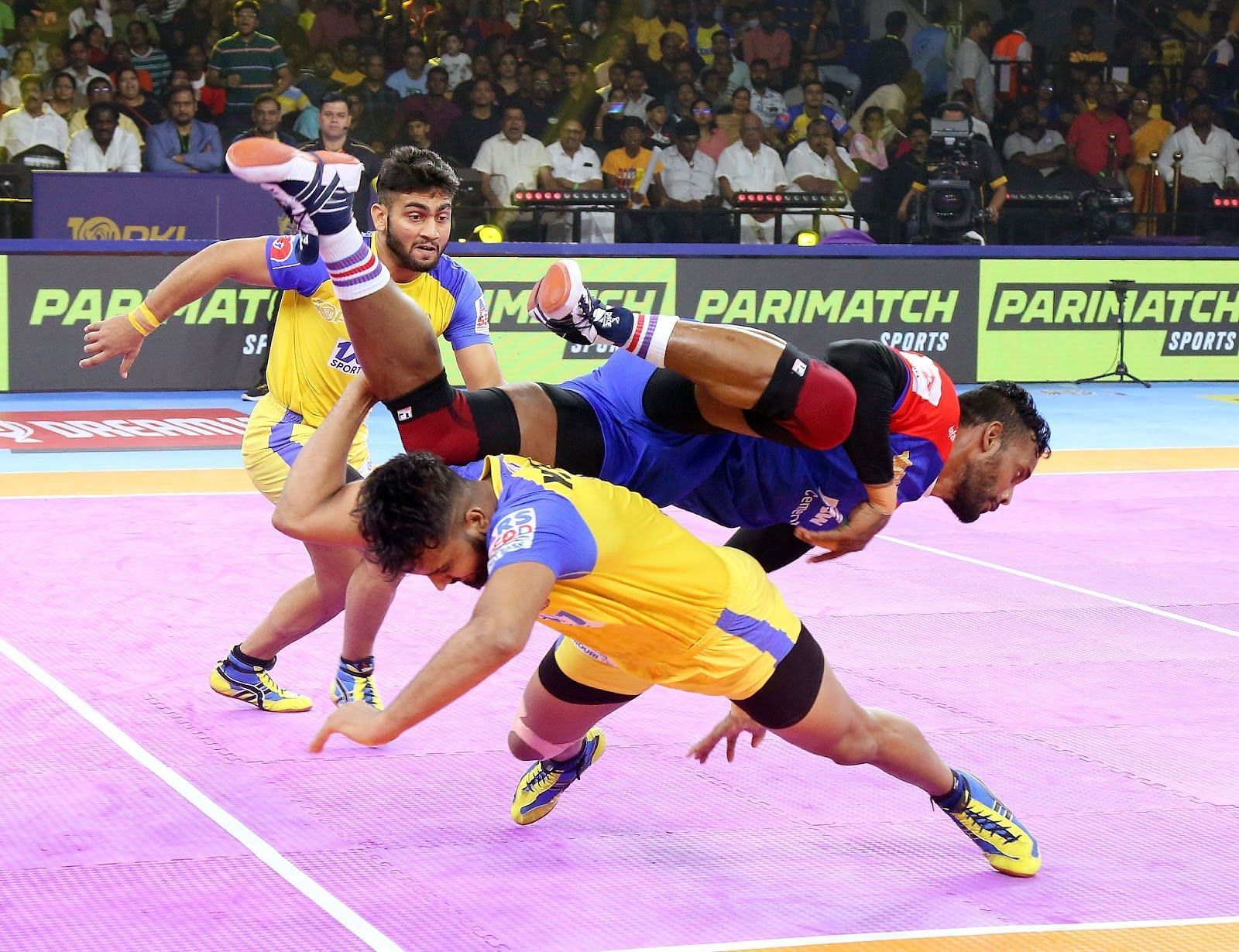 Sahil Gulia (defender) with a thigh-hold of Siddharth Desai (Credits: PKL)