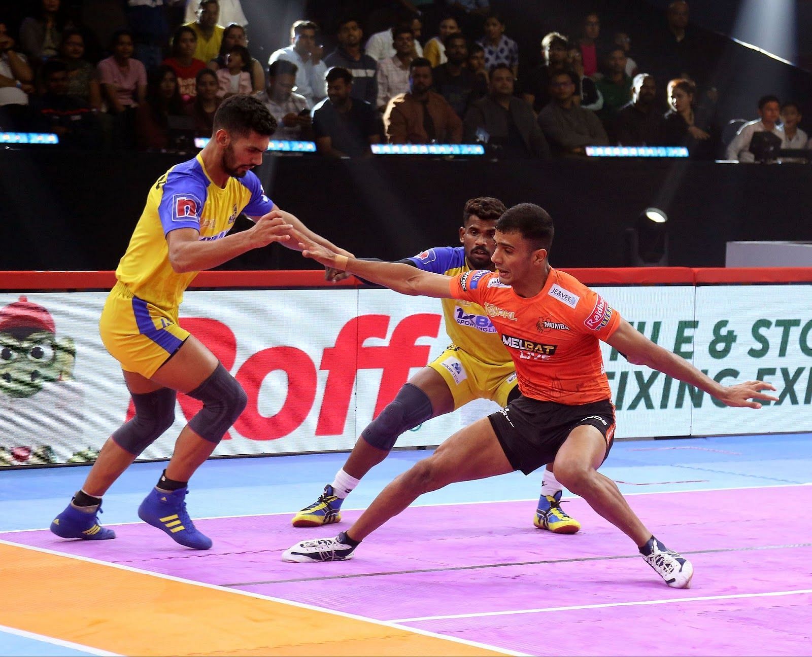 Amirmohammad Zafardanesh in action against Thalaivas (Credits: PKL)