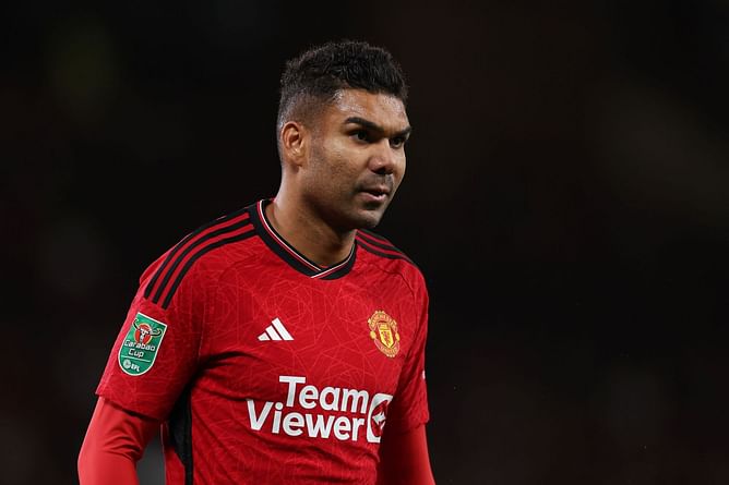 "He's such an important player" - Dimitar Berbatov tells Manchester United to sign Barcelona target as Casemiro replacement