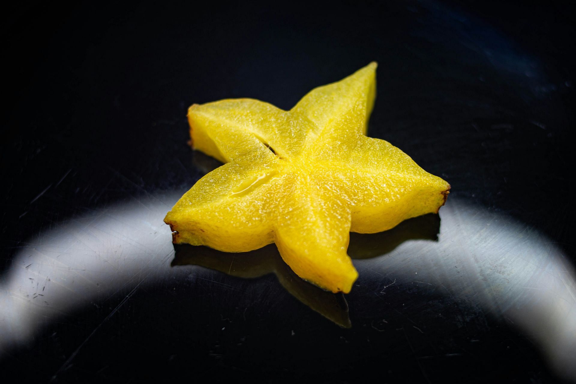 Starfruit (Image via Unsplash/Lucas George Wendt)