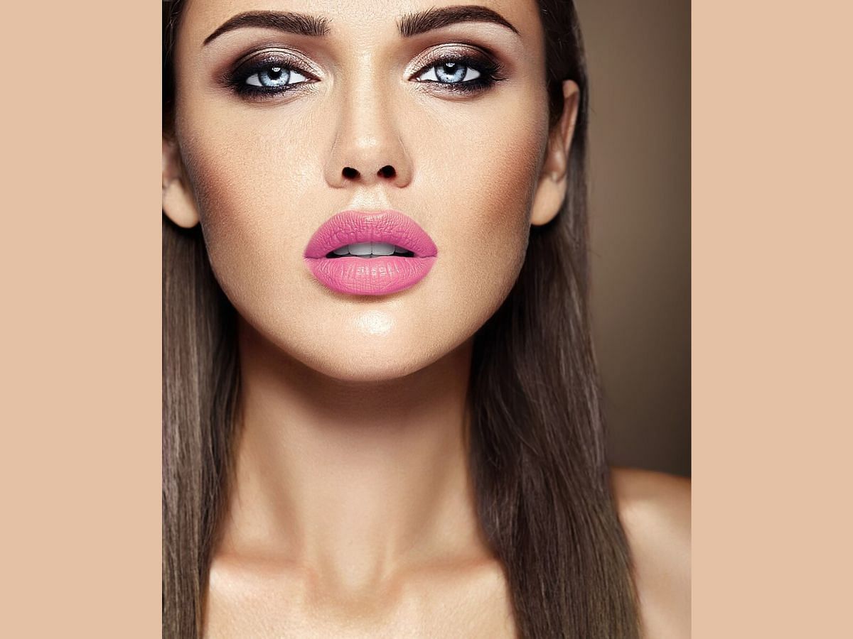 Sultry plumped lips (image via halayalex on Freepik)